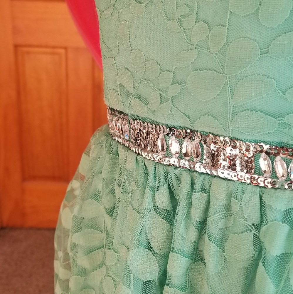 Lace dress - Picture 4 of 7